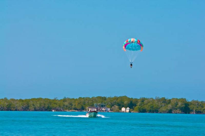 Parasailing en Isla Tintipan, Golfo de Morrosquill...