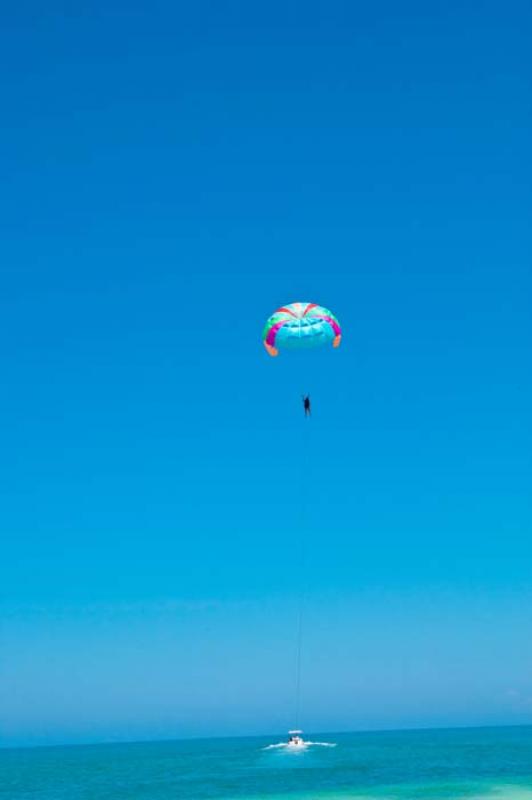 Parasailing en Isla Tintipan, Golfo de Morrosquill...