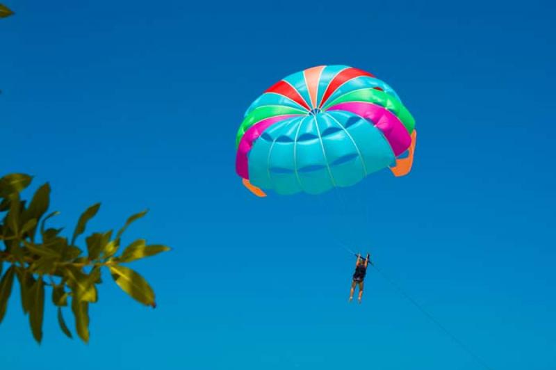 Parasailing en Isla Tintipan, Golfo de Morrosquill...