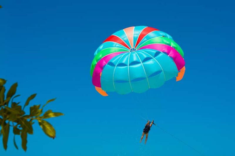 Parasailing en Isla Tintipan, Golfo de Morrosquill...