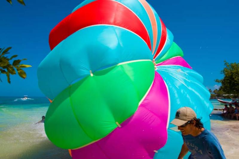 Parasailing en Isla Tintipan, Golfo de Morrosquill...