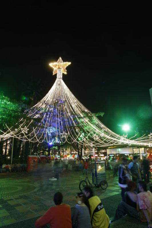 Parque Marceliano Velez, Envigado, Antioquia, Mede...