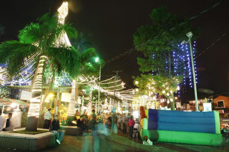 Parque Marceliano Velez, Envigado, Antioquia, Mede...