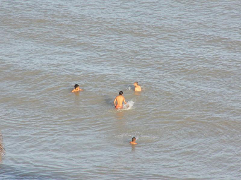 Personas en el Mar, Riohacha, La Guajira, Colombia