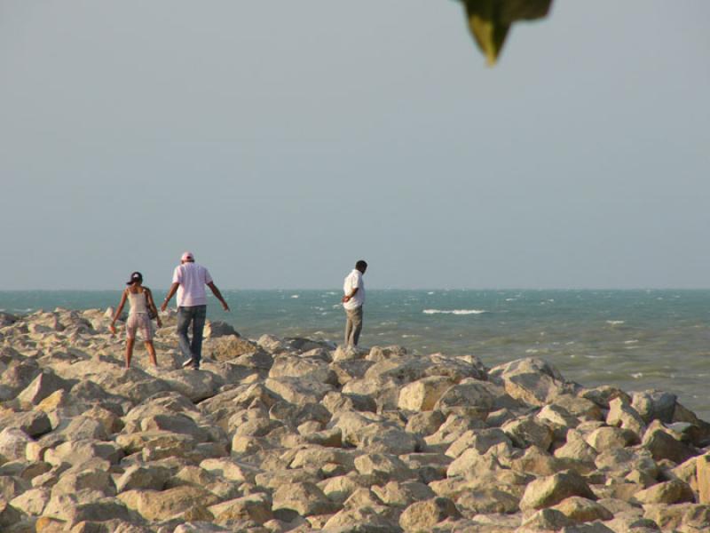 Personas Caminando por el Rompeolas, Riohacha, La ...