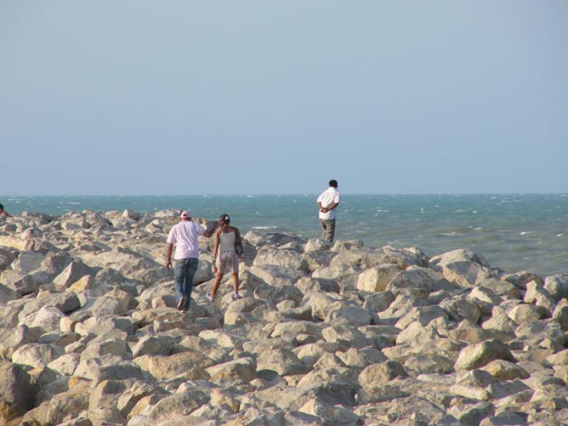 Personas Caminando por el Rompeolas, Riohacha, La ...