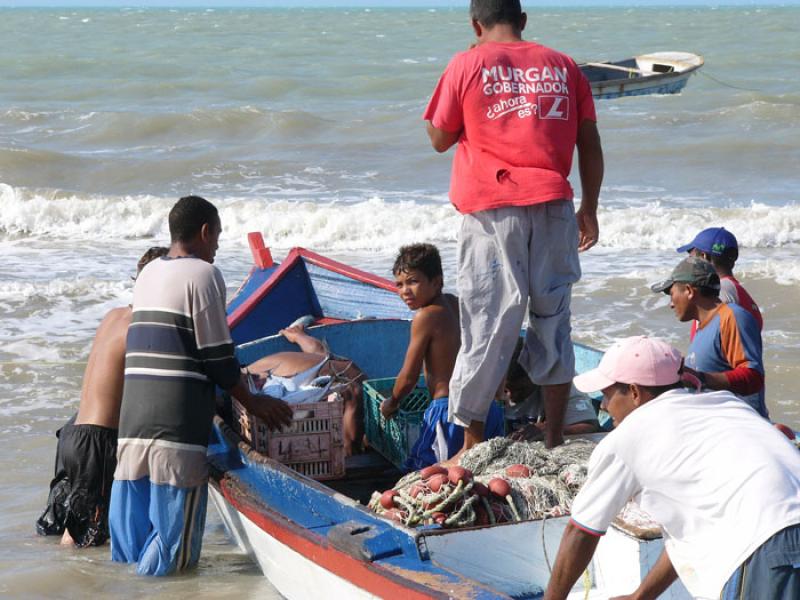 Hombres en un Bote, Riohacha, La Guajira, Colombia