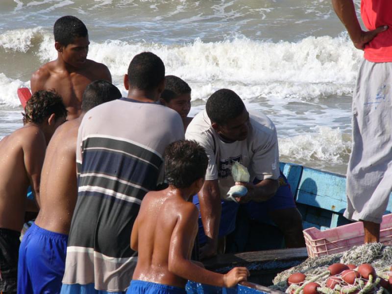 Hombres en un Bote, Riohacha, La Guajira, Colombia