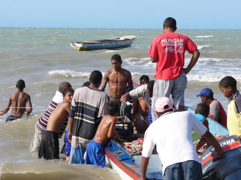 Hombres en un Bote, Riohacha, La Guajira, Colombia