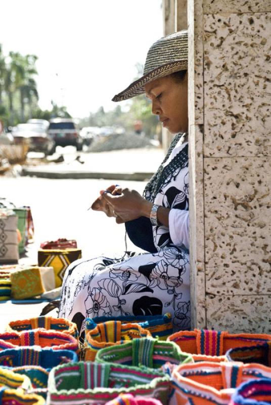 Mujer Wayuu en el Camellon de Riohacha, Riohacha, ...