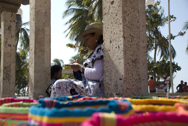 Mujer Wayuu en el Camellon de Riohacha, Riohacha, ...