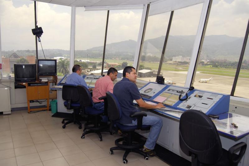 Torres de Control, Aeropuerto Enrique Olaya Herrer...