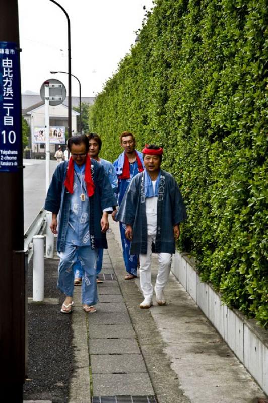 Grupo de Hombres, Kamakura, Kanagawa, Kanto, Japon...