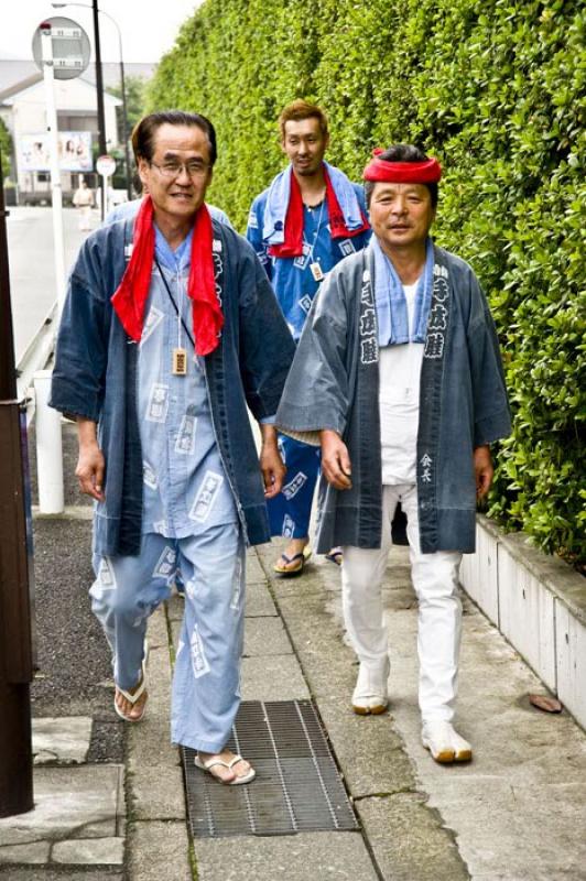 Grupo de Hombres, Kamakura, Kanagawa, Kanto, Japon...