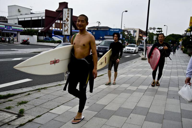 Surfistas en Kamakura, Kanagawa, Kanto, Japon, Tok...