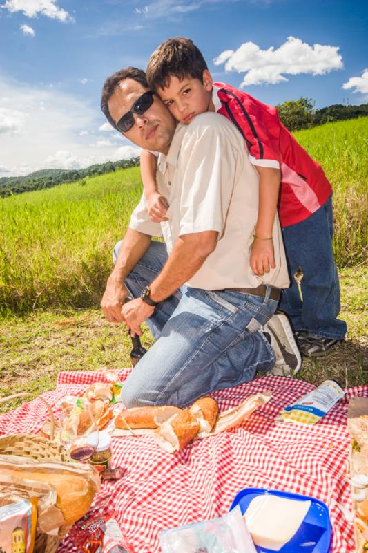 Padre con su Hijo en un Picnic