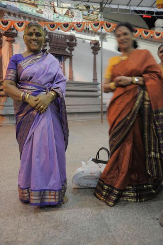 Mujeres en el Templo Sri Mariamman, Republica de S...