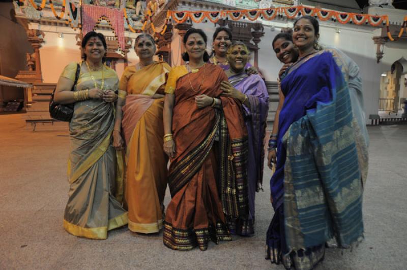 Mujeres en el Templo Sri Mariamman, Republica de S...