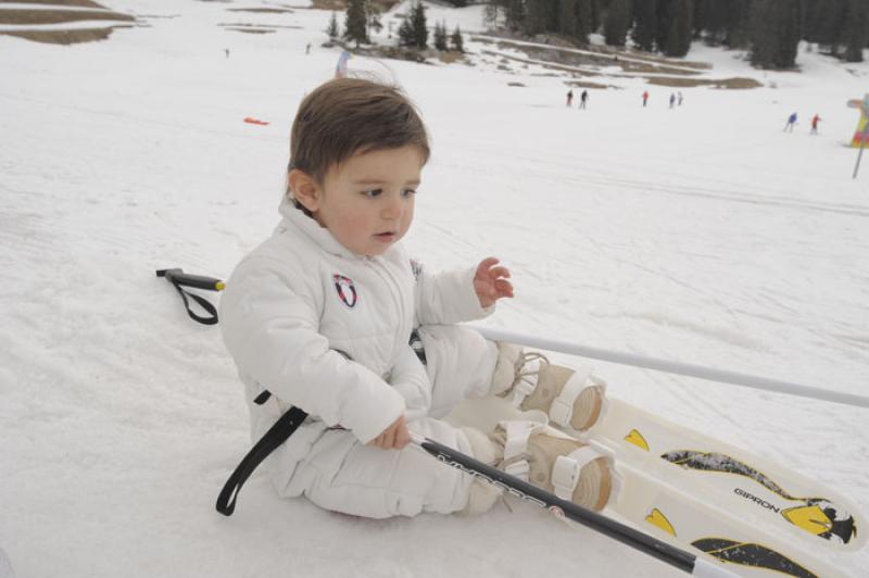 NiÃ±o Jugando en la Nieve