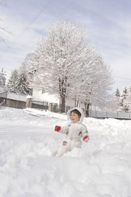 NiÃ±o Jugando en la Nieve