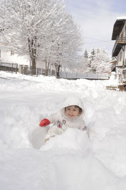 NiÃ±o Jugando en la Nieve