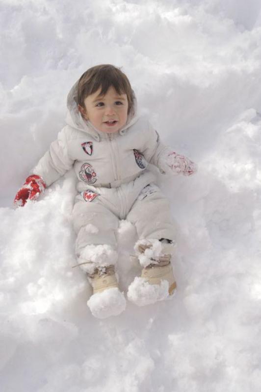 NiÃ±o Jugando en la Nieve