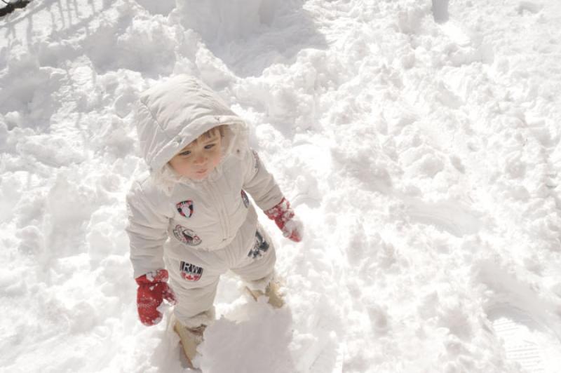 NiÃ±o Jugando en la Nieve