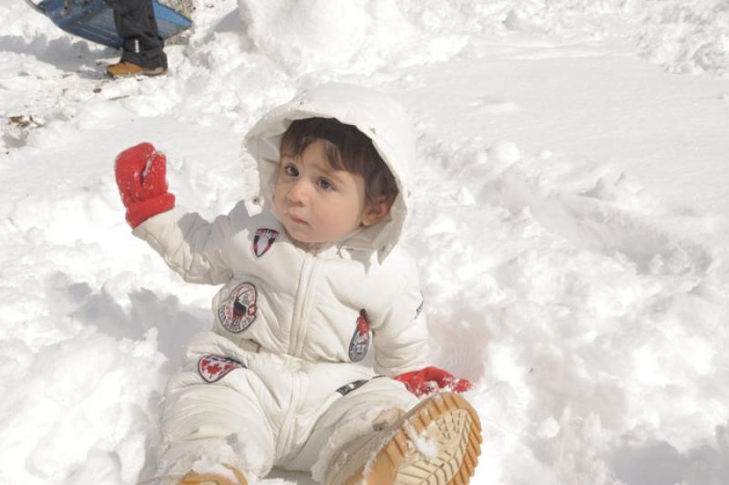 NiÃ±o Jugando en la Nieve