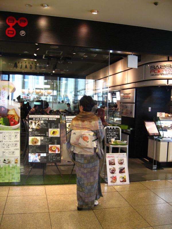 Mujer en un Centro Comercial, Tokio, Japon, Este d...