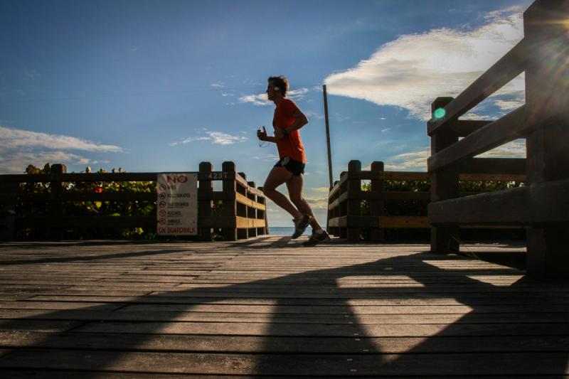 Hombre Corriendo en South Beach 