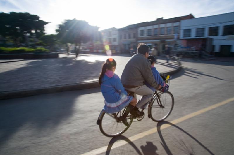 Padres con sus Hijas en Bicicleta, Ubate, Cundinam...