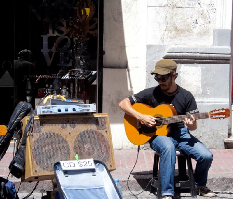 Musico en la Plaza Dorrego, San Telmo, Buenos Aire...