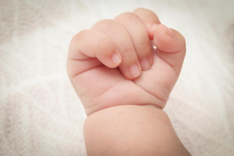 Plano de Detalle de la Mano de un Bebe