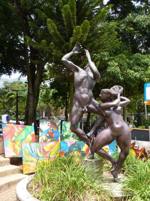 Escultura en el Parque Llereas, Poblado, Medellin,...