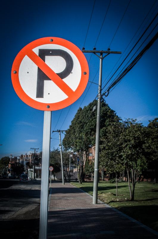 Primer Plano de una Señal de Transito, Bogota, Cu...