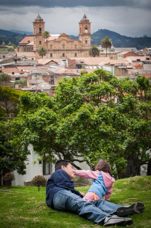 Hombre Jugando con su Hija