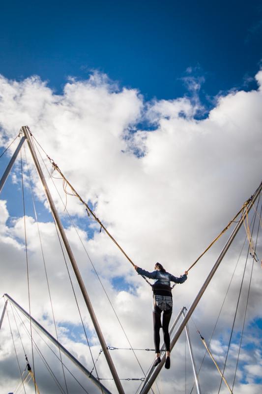 Mujer Saltando en Bungee Jumping, Bogota, Cundinam...