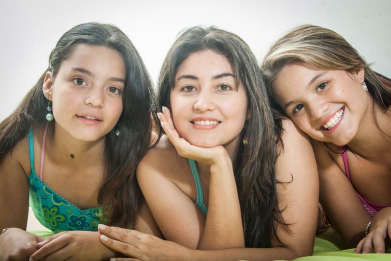 Mama con sus Hijas Acostadas en la Cama