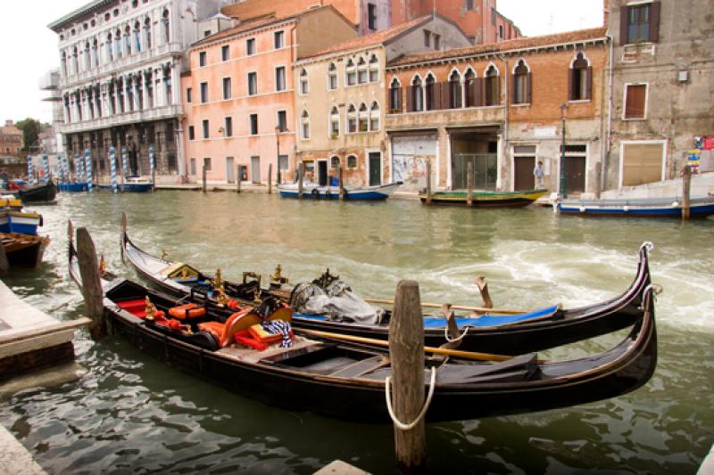 Gondolas en el Gran Canal, Venecia, Veneto, Italia...