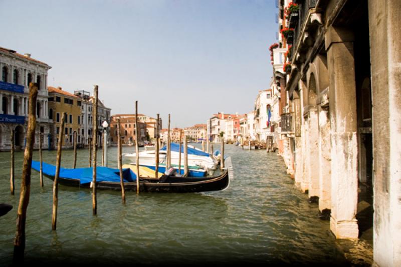 Gondolas in el Gran Canal, Venecia, Veneto, Italia...