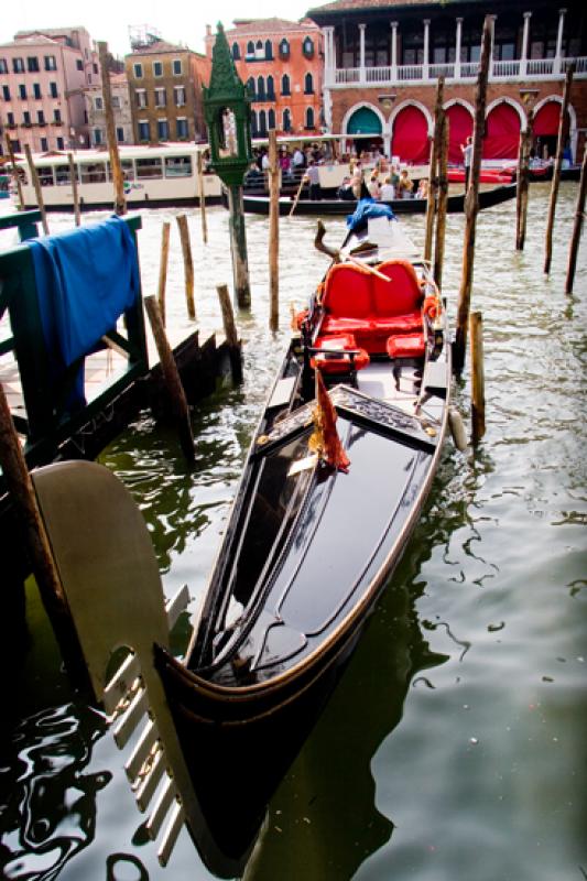 Gondolas en el Gran Canal, Venecia, Veneto, Italia...