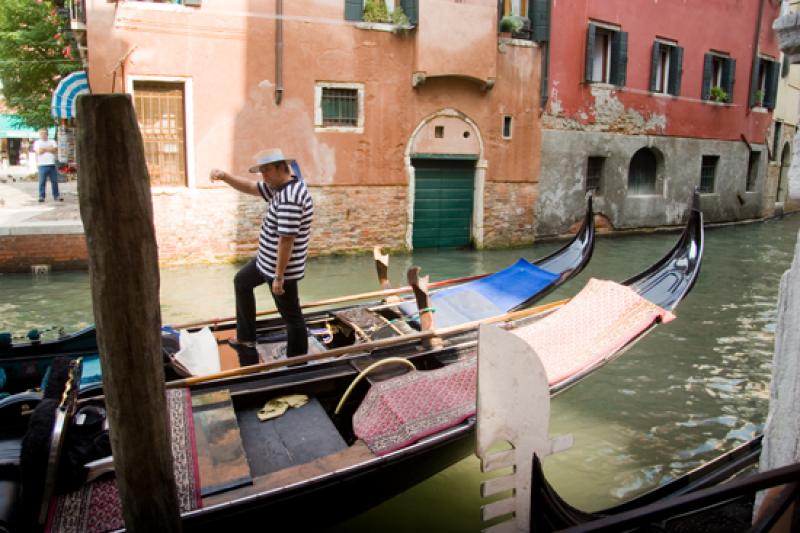 Gondolero en Venecia, Veneto, Italia, Europa Occid...