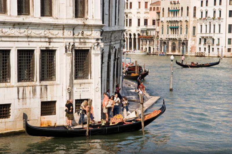 Gondola en el Gran Canal, Venecia, Veneto, Italia,...