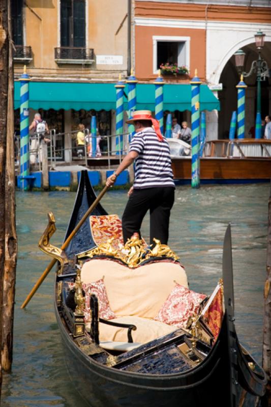 Gondolero en el Gran Canal, Venecia, Veneto, Itali...