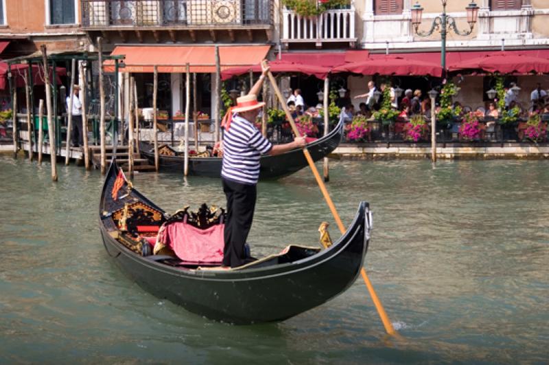 Gondolero en el Gran Canal, Venecia, Veneto, Itali...