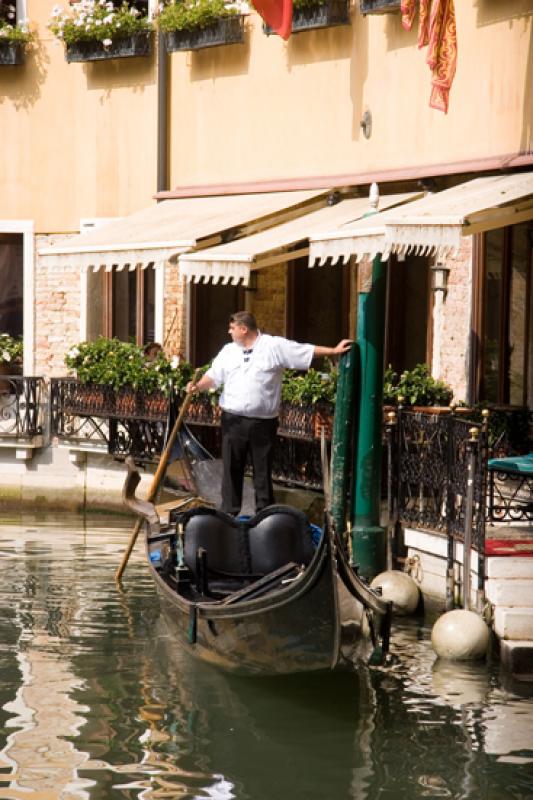 Gondolero en el Gran Canal, Venecia, Veneto, Itali...