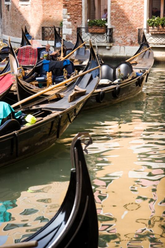 Gondolas en el Gran Canal, Venecia, Veneto, Italia...