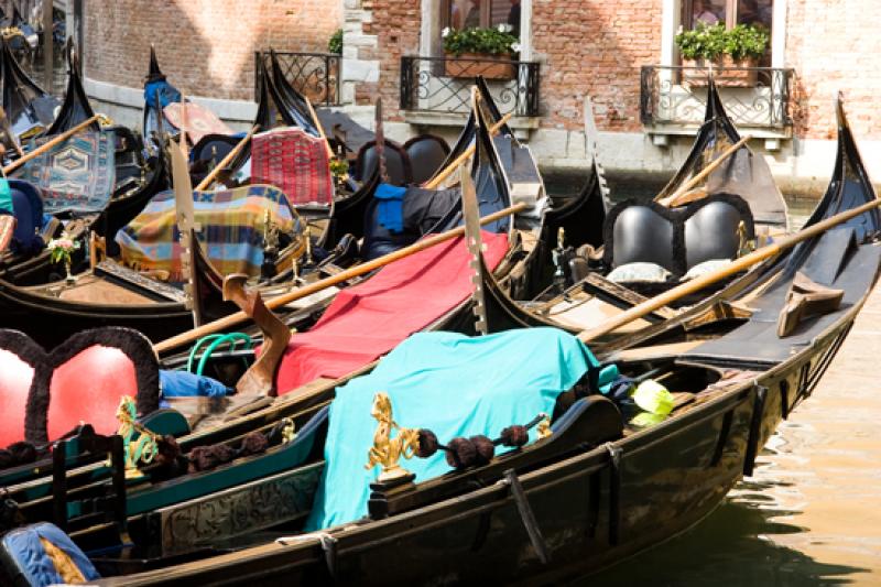 Gondolas en el Gran Canal, Venecia, Veneto, Italia...