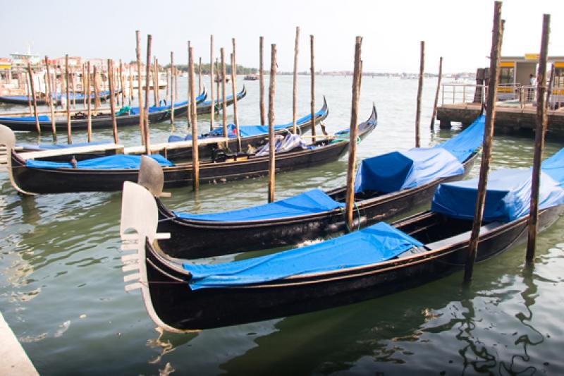 Gondolas en el Gran Canal, Venecia, Veneto, Italia...