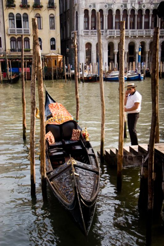 Gondolero en el Gran Canal, Venecia, Veneto, Itali...